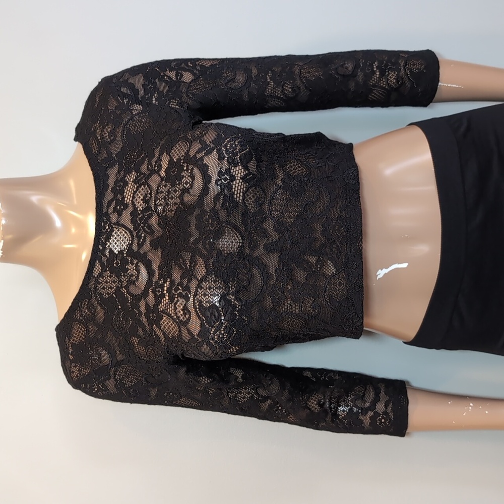 ❌SOLD❌ Aritzia Lace Crop Top 3/4 Sleeve Ballet U-Back Sheer Stretchy Fitted - Picture 11 of 11